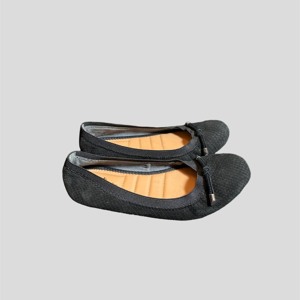 Me Too size 7.5 black leather flats